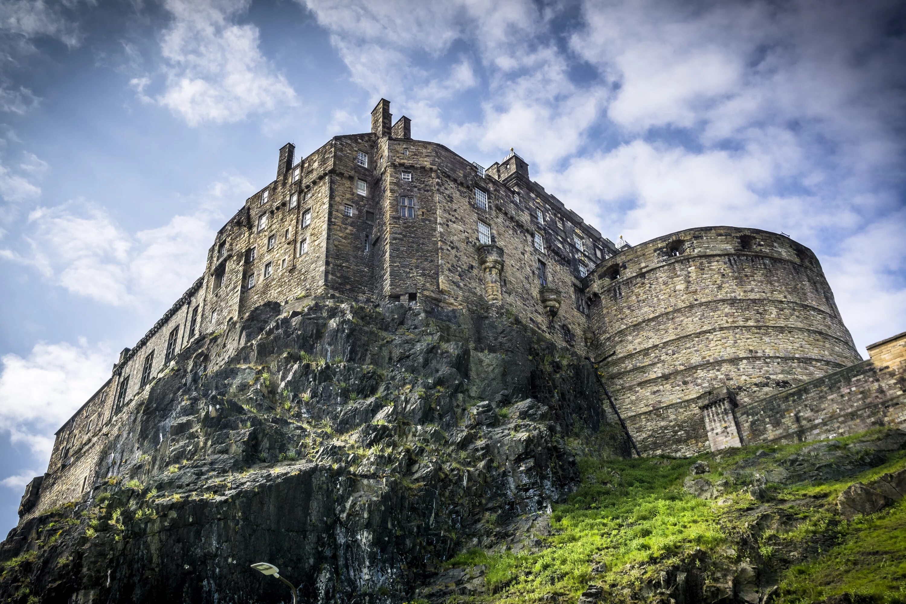 Неприступная крепость это. Эдинбургский замок Edinburgh Castle. Эдинбургский замок (Эдинбург, Шотландия). Шотландия достопримечательности Эдинбургский замок. Средневековый замок в Эдинбурге.