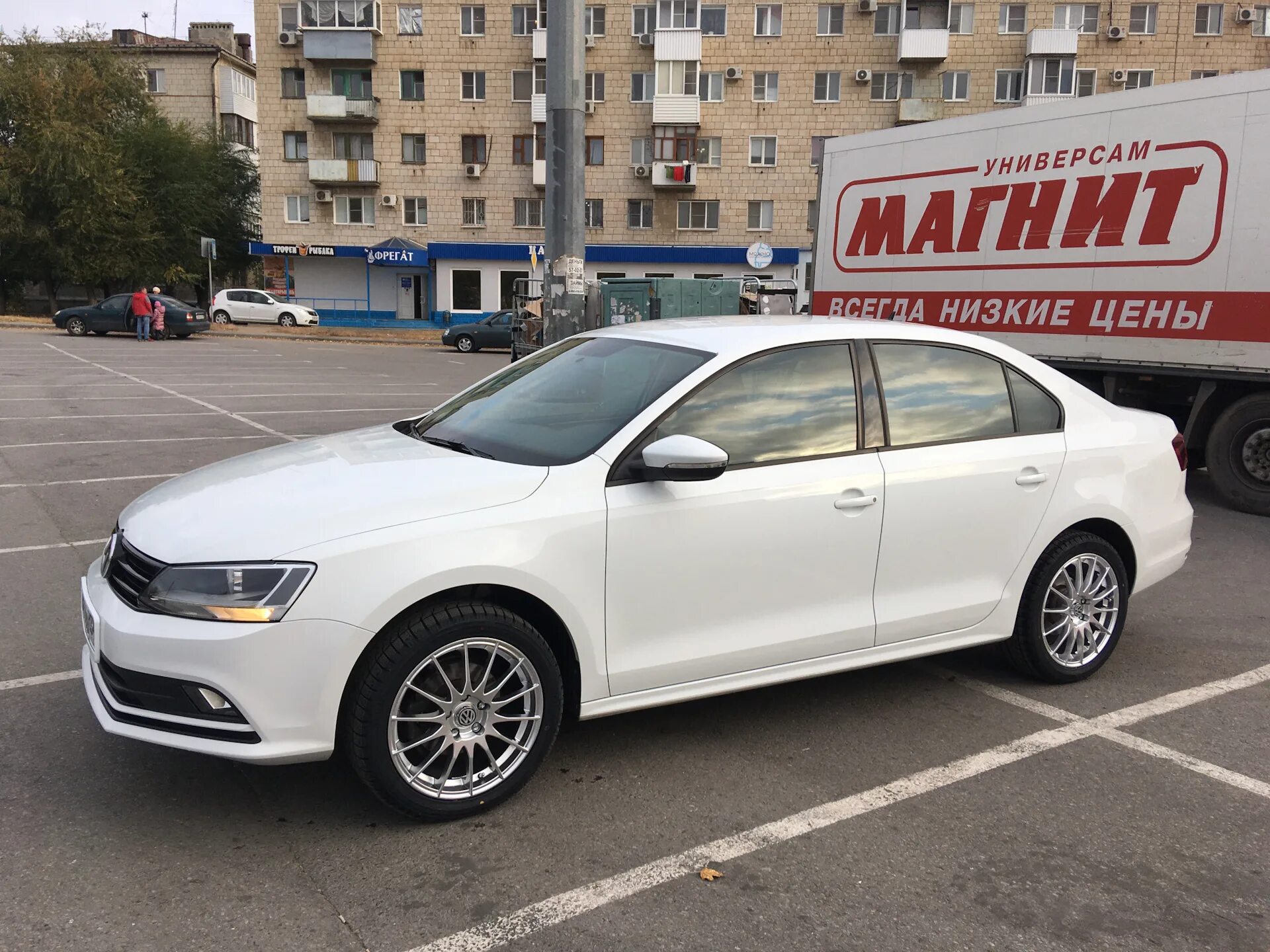 Jetta 6 highline. Джетта 6 17 радиус. Фольксваген джетта 2014. Фольксваген джетта 17. Vw jetta 6 r17.