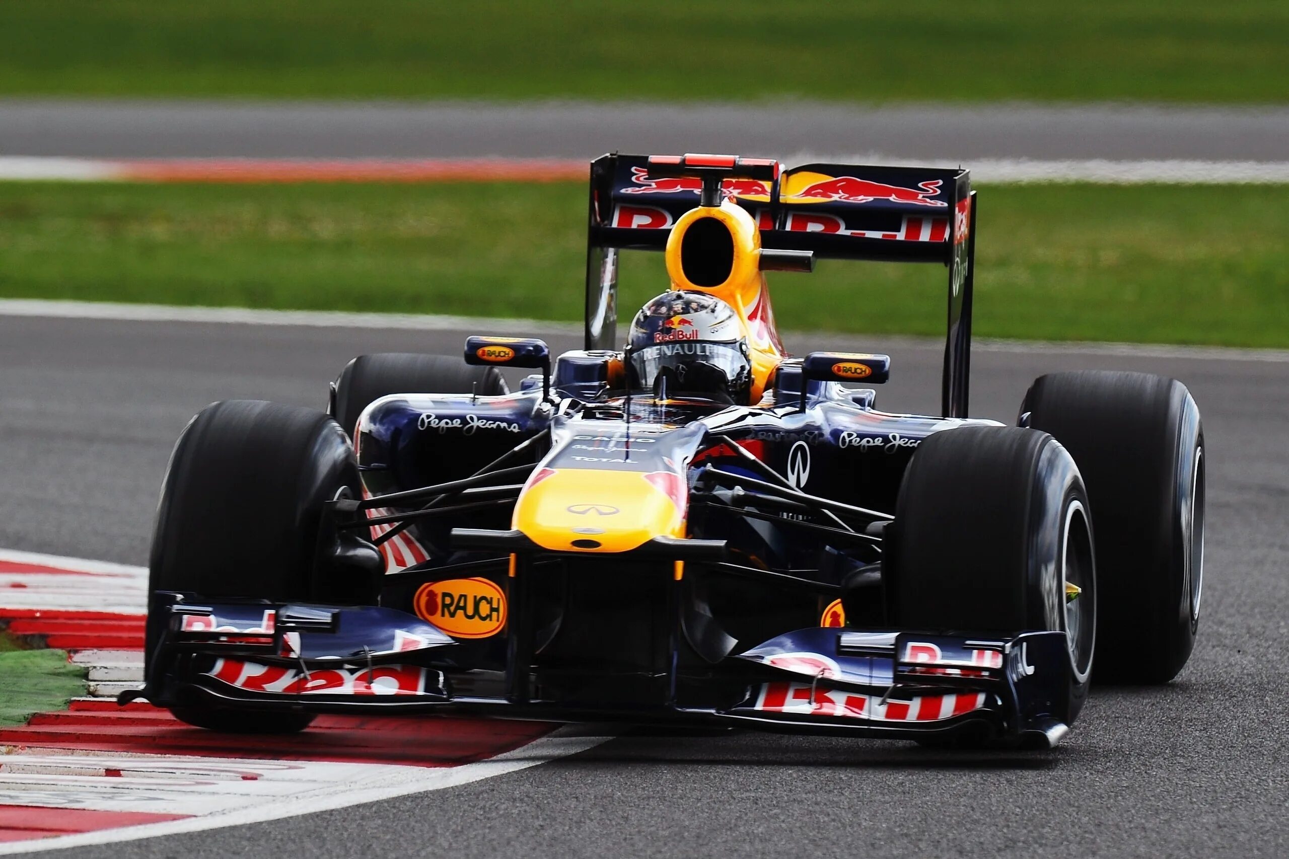 Red bull f1 2011. Ред Булл ф1 машина. Ф1 Red bull цветы. Подиум ф1 ред Булл Мерседес альпин. F 1 сайт