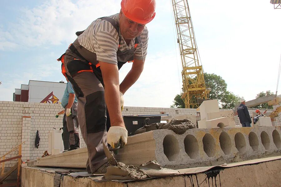 лучший каменщик. стройка фото. опрос санкт-петербург или ленинград.