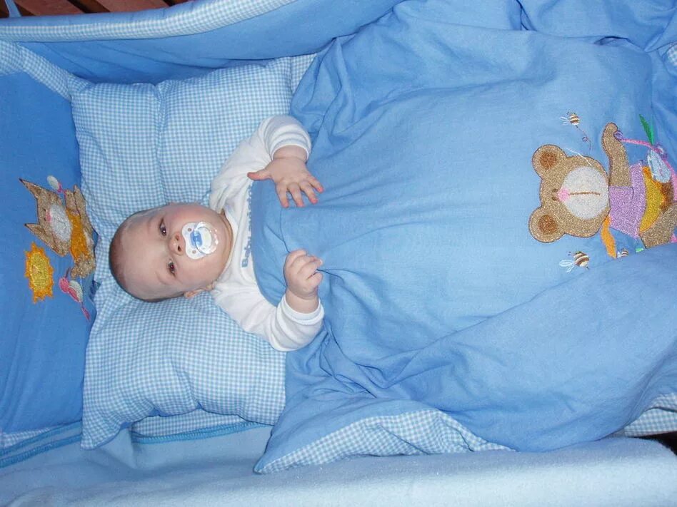 Подушка для двухмесячного ребенка. Подушка для 2 месячного ребенка. Подушка для 3 месячного ребенка. Подушка для недоношенных детей. Новорожденный спать подушка