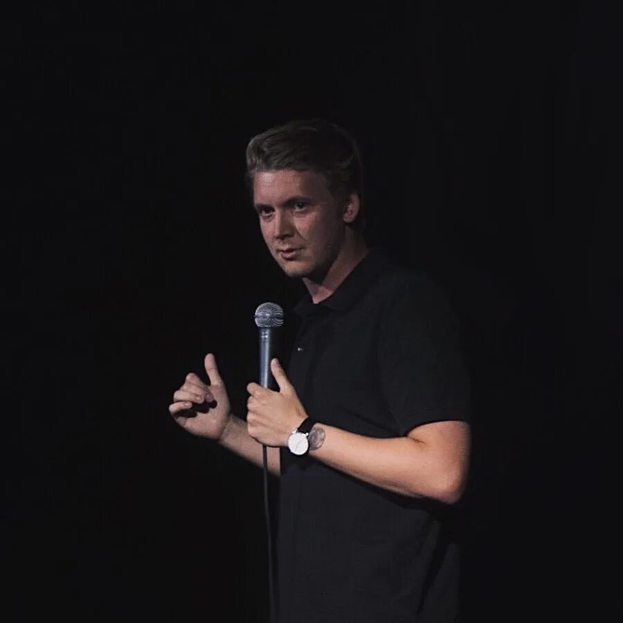 Новый арбат 21 stand up club. Стендап комик стас старовойтов. Стендап патрики садово кудринская. Стендап экшен. Стендап сцена.