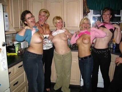 Sex Mature Women Group Flashing Tits porn images tits porn photo, milfs mat...