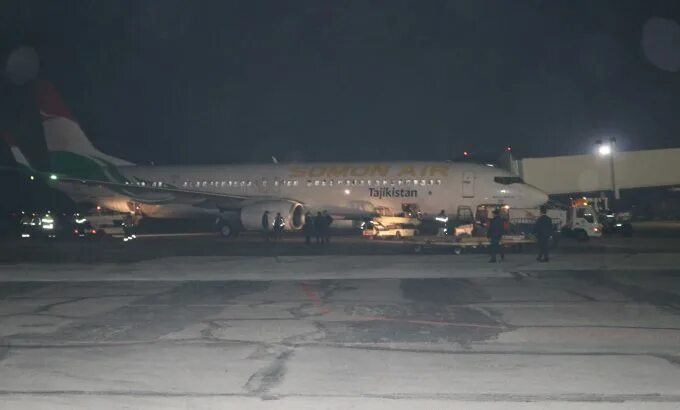 Аэропорт Таджикистан Душанбе. Самолет Somon Air. Аэропорт Душанбе ночью. Аэропорт Душанбе внутри.