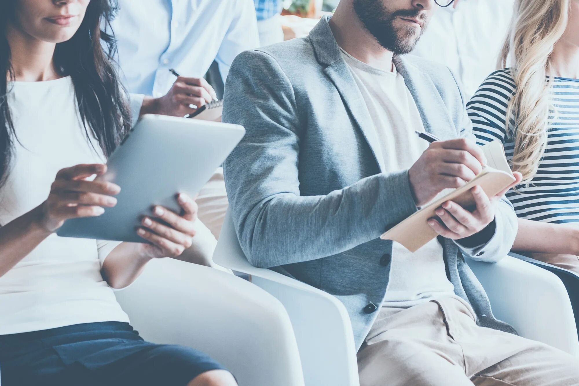 семинар тренинг. люди на совещании. аудитор. деловое администрирование. бизнес тренинг.