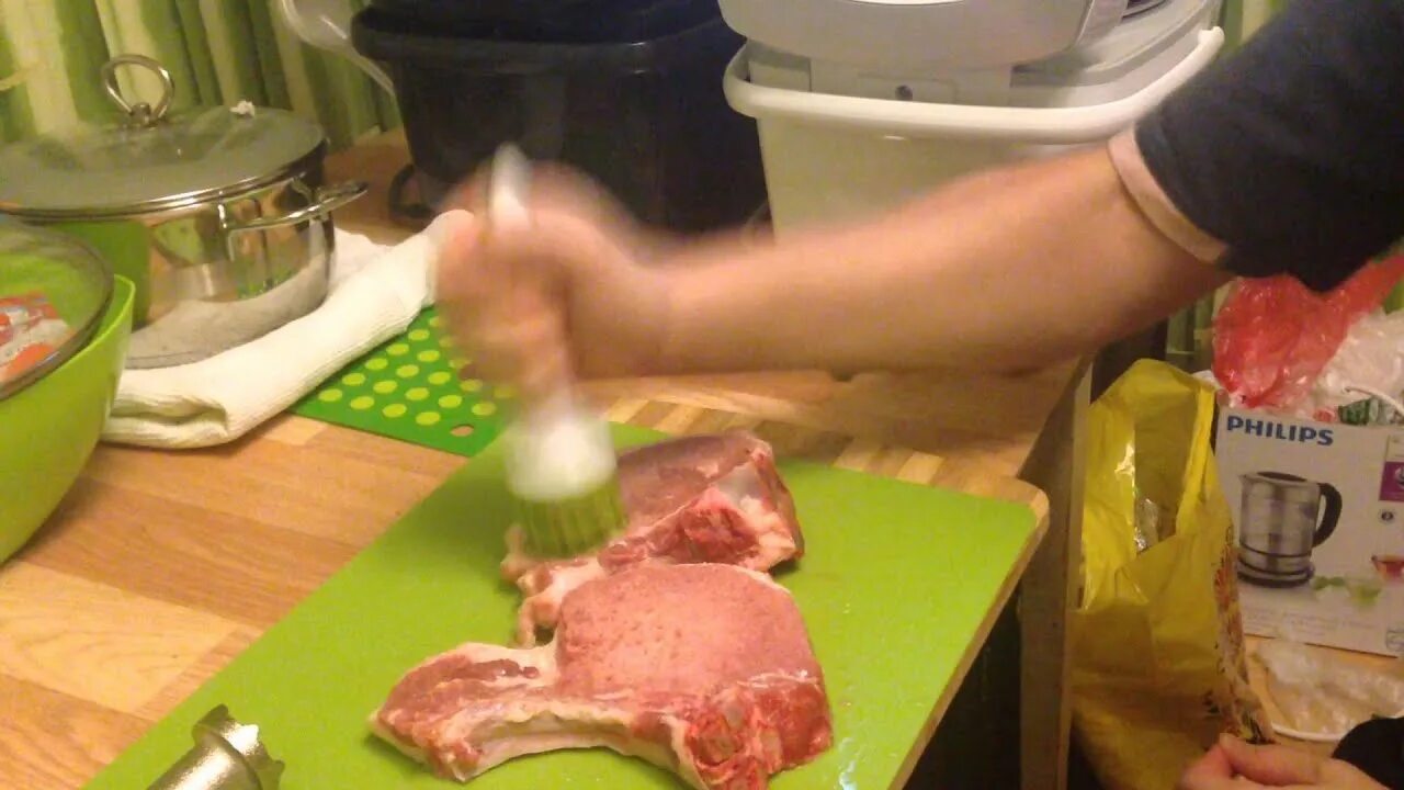 Как отбить мясо без молотка. Отбитое мясо без отбивки. отбить мясо без молотка. отбить мясо на отбивные без молотка.