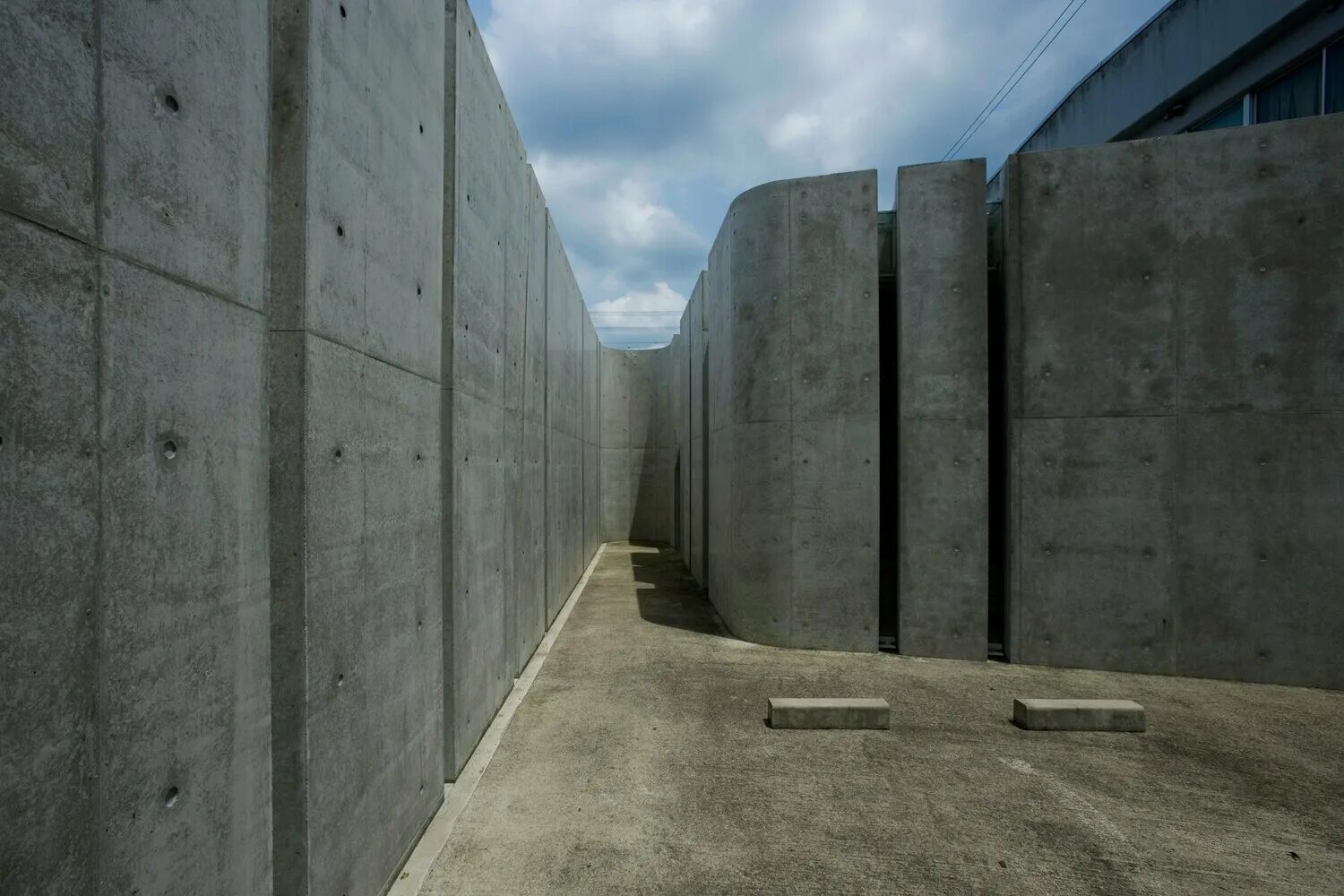 Бетонную следуй. Бетон архитектура Франсуа Куантеро. Бетонная стена. Монолитные стены. Железобетонная стена.