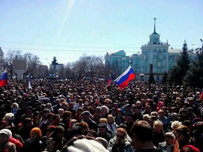 СБУ Луганск 2014. Митинг в Луганске 2014. Митинги апрель 2014 Луганск. Митинги Луганск.