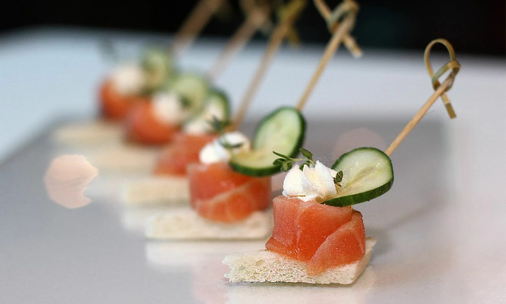 Шпажки с лососем. Рыба на шпажках рецепты с фото. Мини бутерброды для фуршета. Рыба на шпажках рецепты с фото. Рыба на шпажках рецепты с фото.