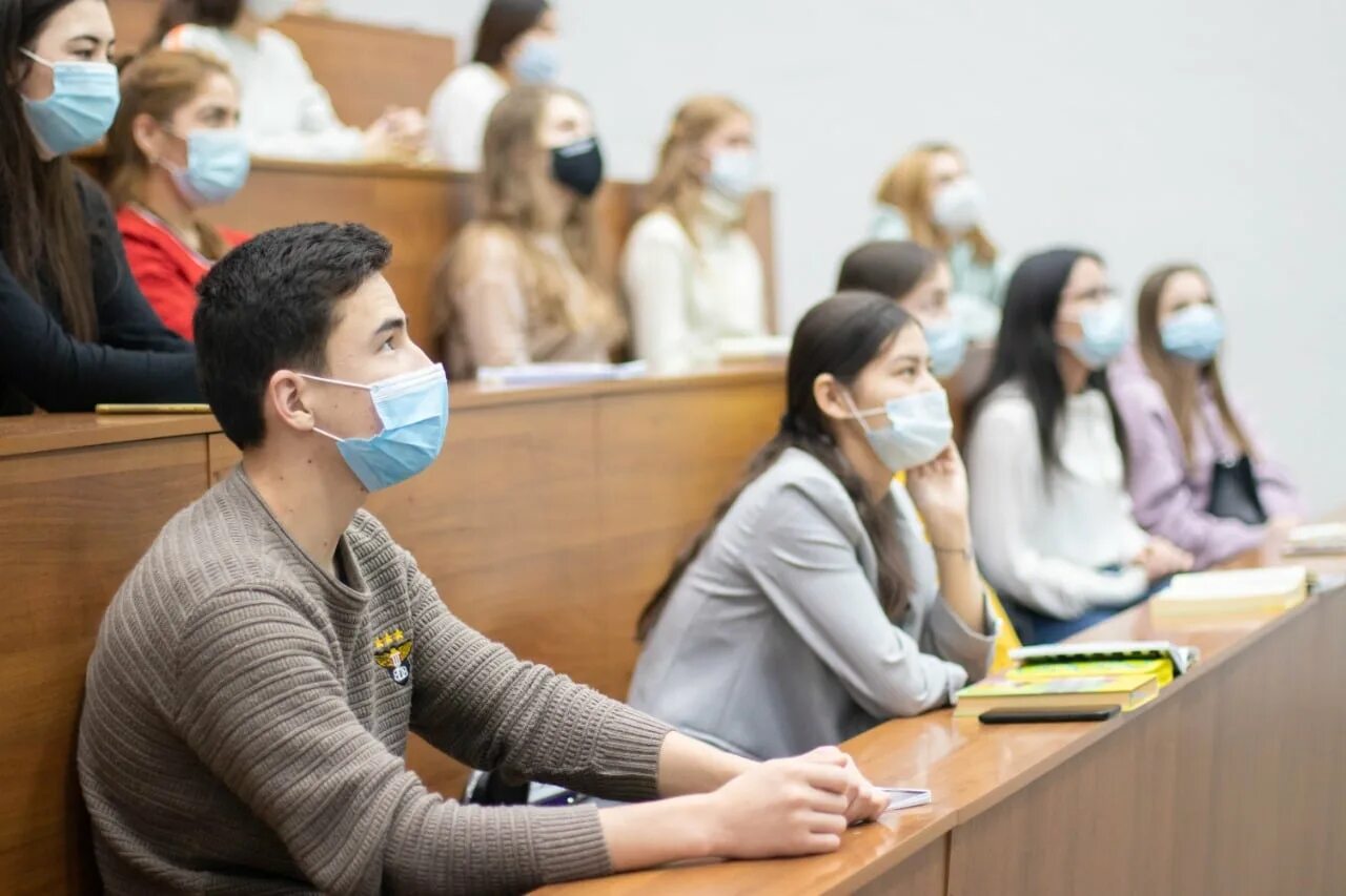 Студенты обучение 2025. Студенты в вузе. студенты в масках. студенты в масках в аудитории. лекция в медицинском вузе.