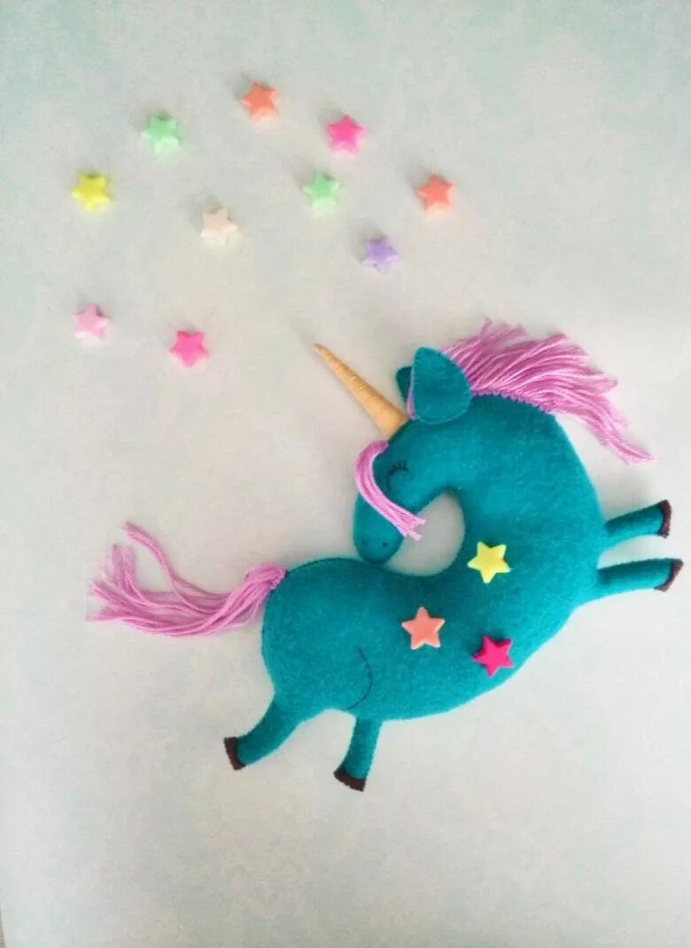Игрушка подушка единорог. Единорог из цветной бумаги. Единорожки своими руками. Игрушка из фетра "единорог". Игрушки для подушки.