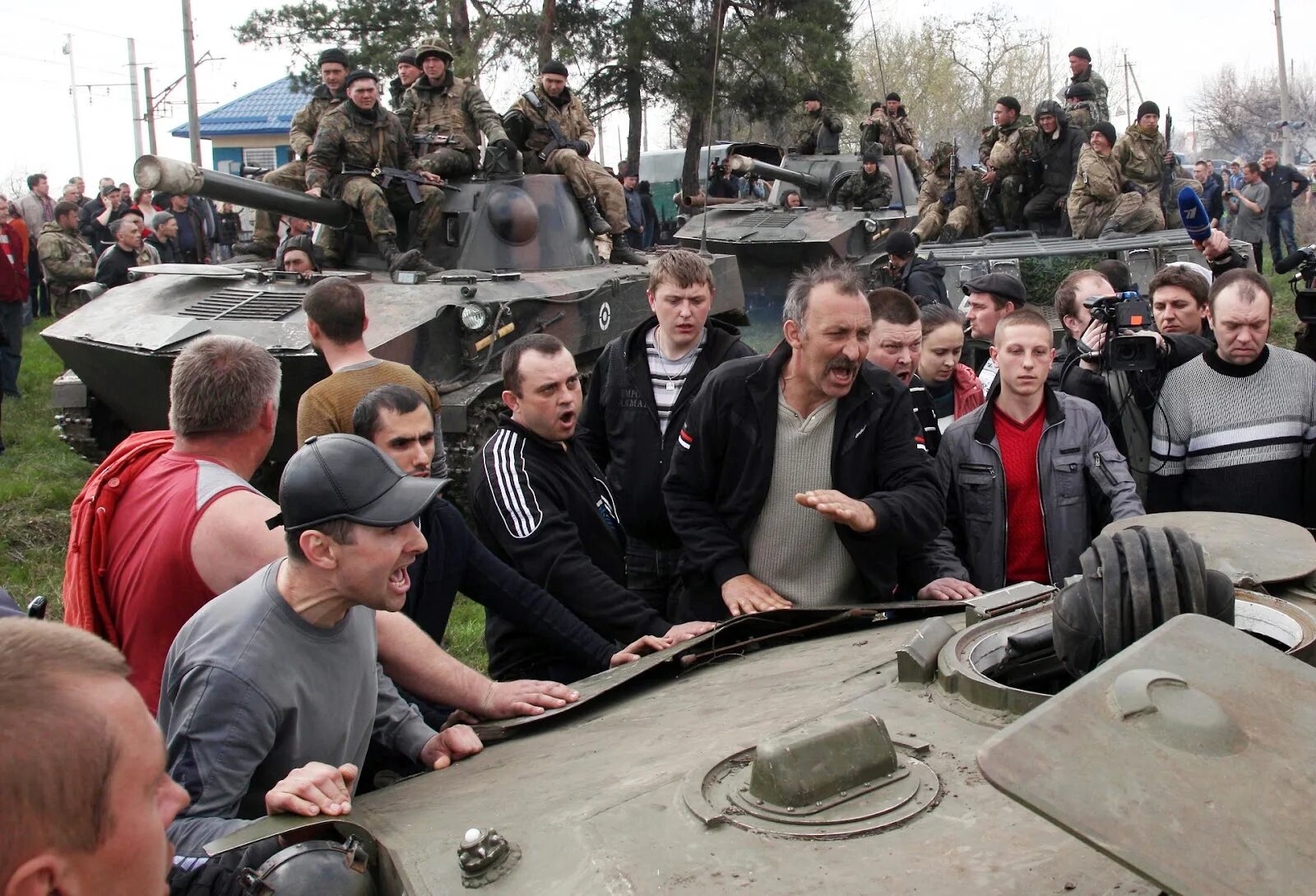 Танки ВСУ на Донбассе 2014. Начало войны на Донбассе 2014. Жители Донбасса останавливают украинские танки. Колонны остановились