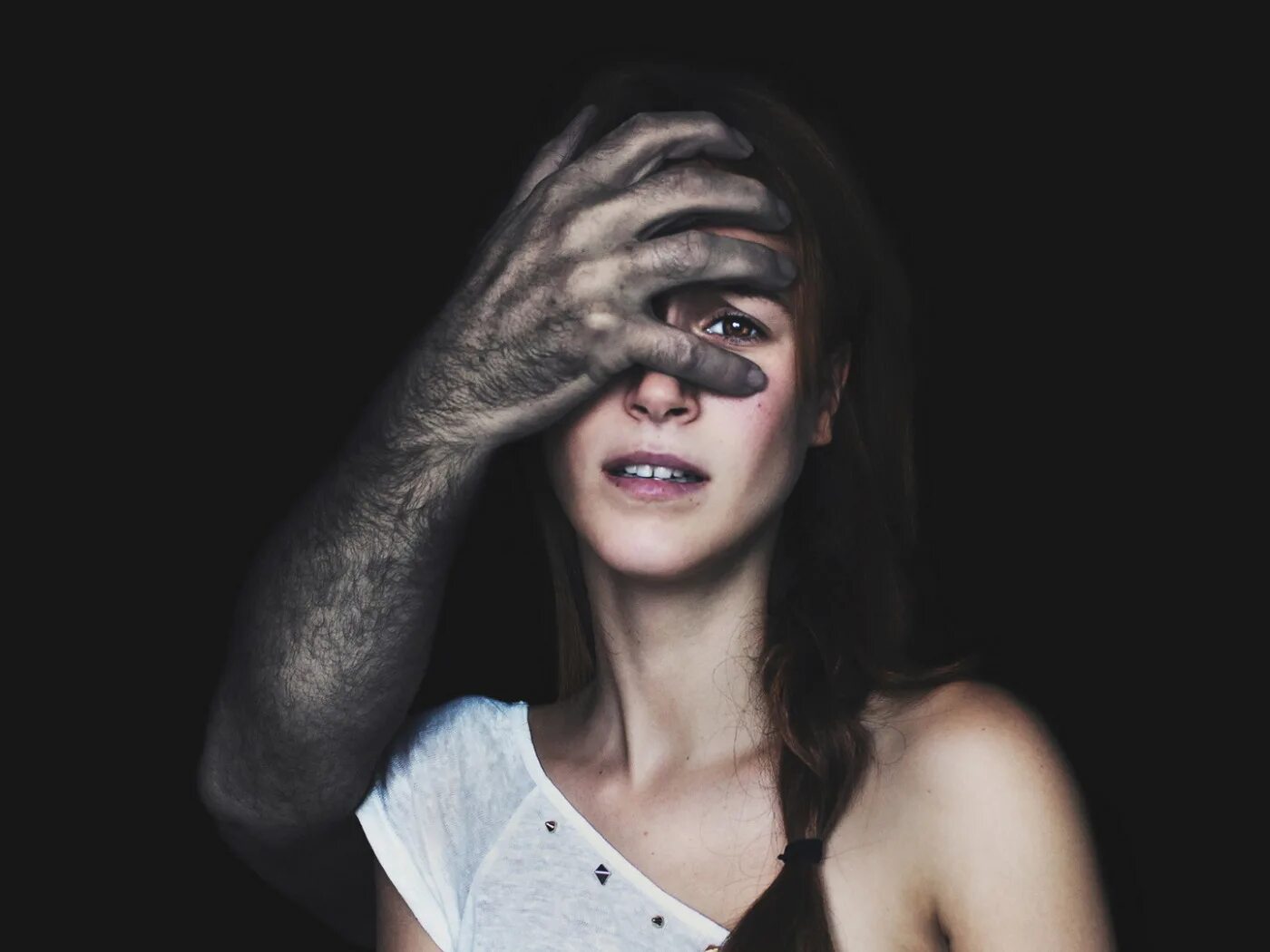 Плохие девочки руку. Девушка с оружием. Блондинка с пистолетом. Дерзкая брюнетка. Девочка с пистолетом.