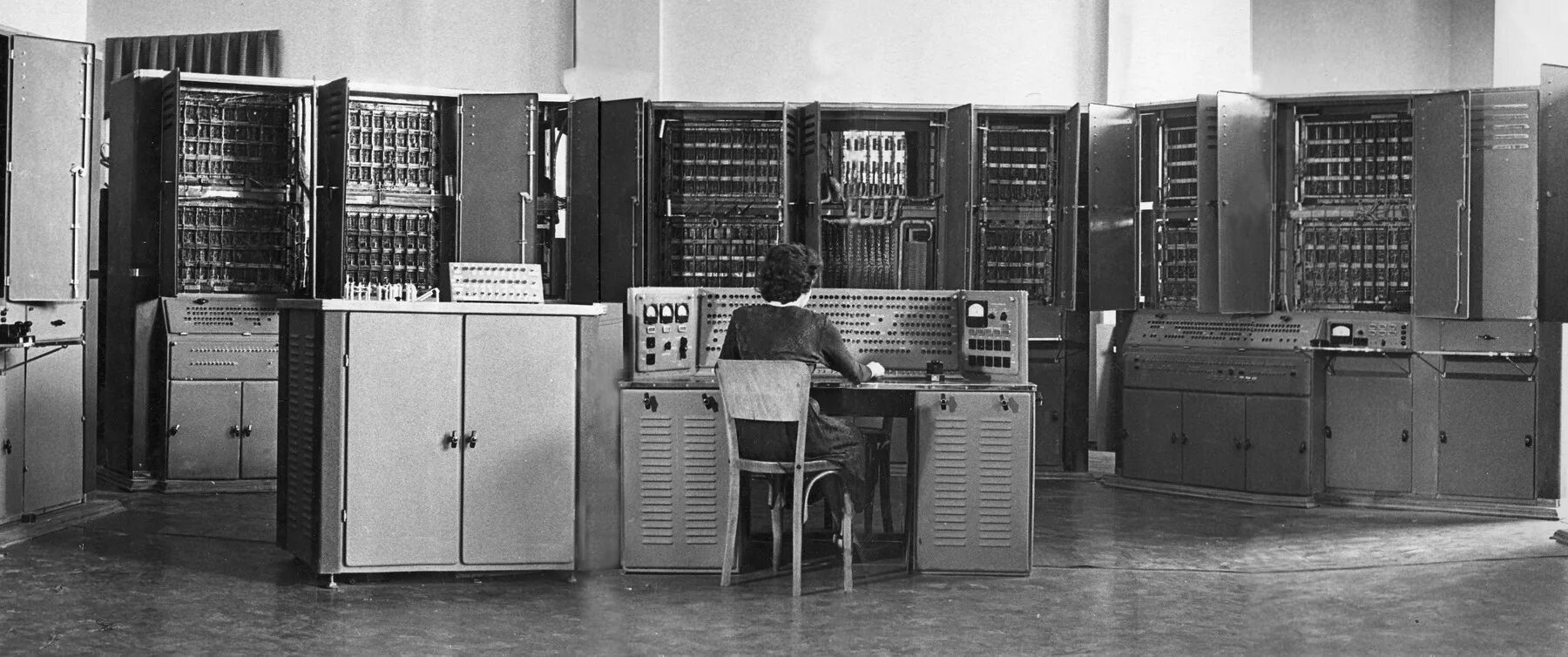 Первое поколение эвм: ламповые компьютеры. Эвм эниак. Наука 1960. Бэсм ссср. Компьютер вихрь 1950.