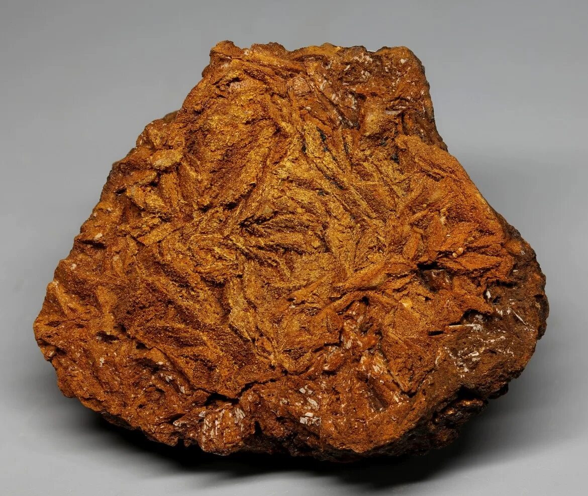 Руд пласт. Руд пласт. Болотная руда. Hematite iron ore. Болотная руда лимонит.