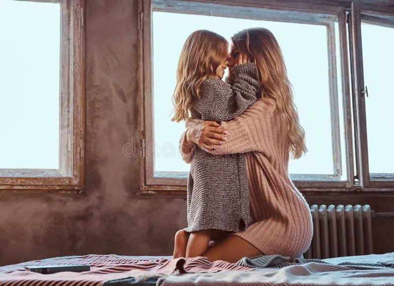 Laymom. Соблазнительные мама и дочь. Mom daughter seducing. Мама лучшего друга. Момс.