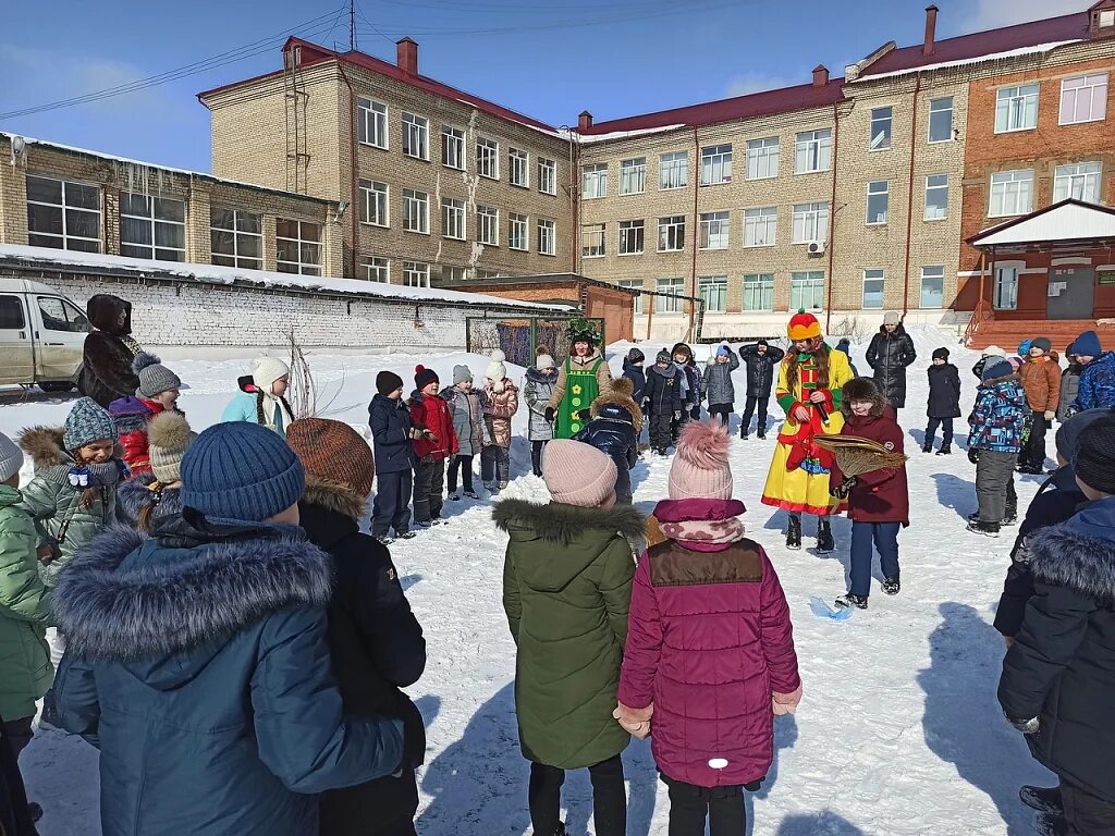 Масленица в школе новости. Масленица в школе. Детвора на Масленице. Школьники Масленица улица. Школа 1995 Масленица.