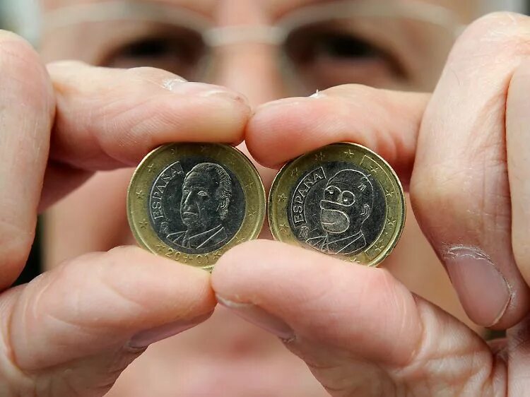 Поменять рубль. Российские монеты в руках. Женщина Нумизмат. Перед у монеты. Одинаковые монетки.