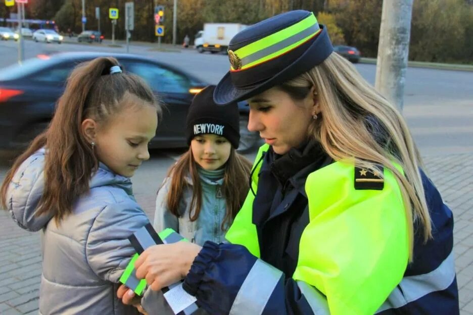 1 сентября изменение пдд. Акция ПДД. ПДД волонтеры фликеры. Раздача памяток безопасные каникулы ПДД. Изменения ПДД сим.