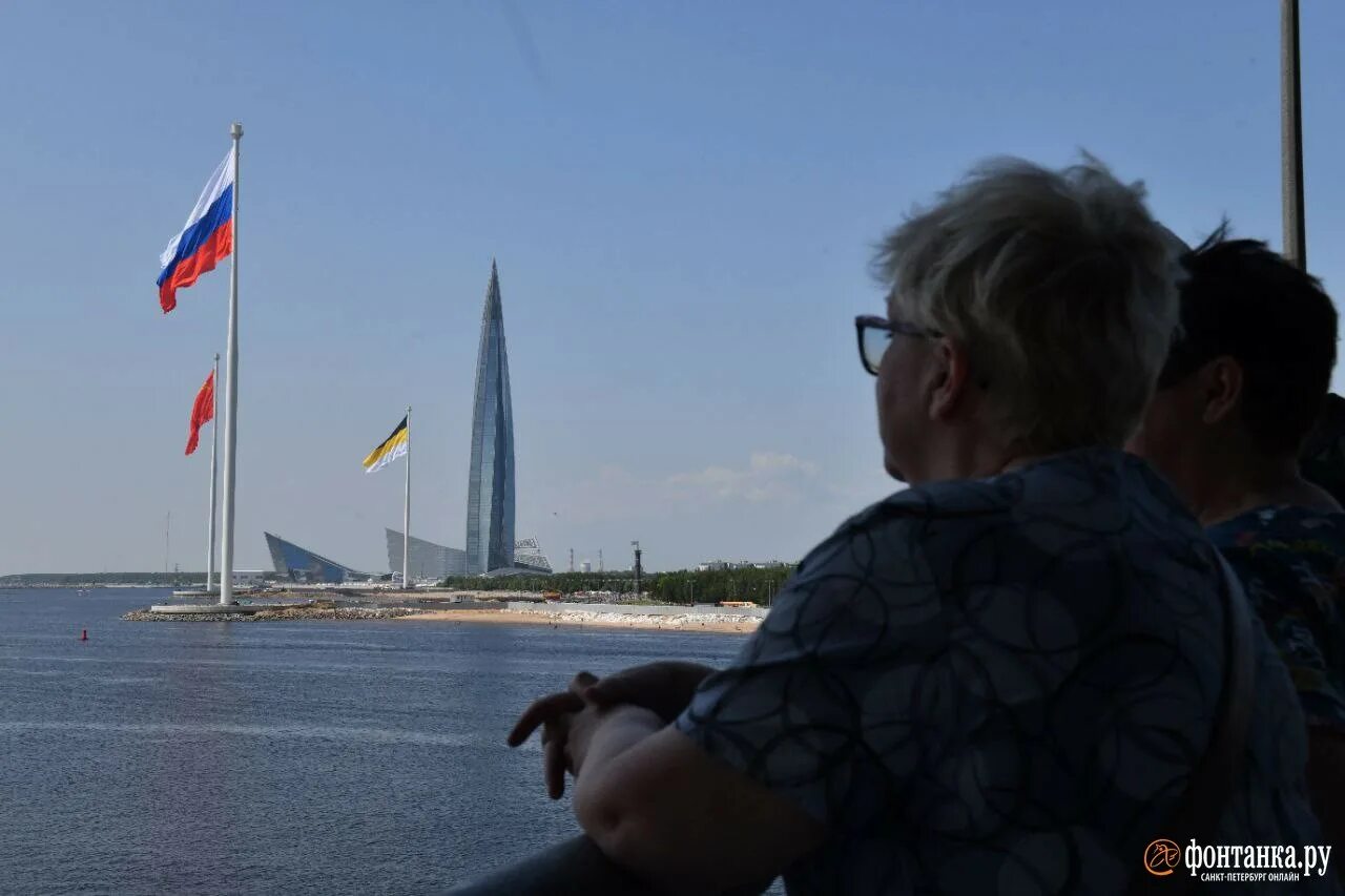 Три флага в петербурге. Флагшток сср парк 300 летия санкт-петербурга. три флага в санкт-петербурге лахта центр. флаги в парке 300 летия спб. флагшток спб парк 300 летия.