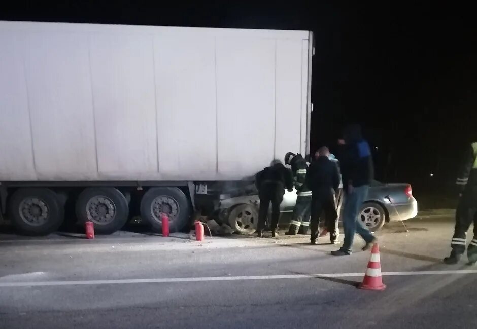 Влетели под фуру. Автомобиль с солдатами влетел под фуру. ауди влетела под фуру 260.