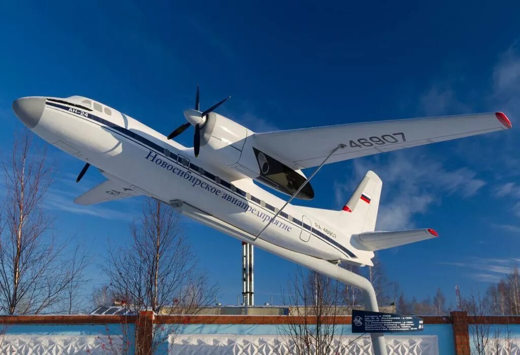 Нижневартовск самолеты сегодня. Аллея почета авиационной техники. Аллея почёта авиационной техники нижневартовск. Нижневартовск самолеты сегодня. Аллея почёта авиационной техники нижневартовск.