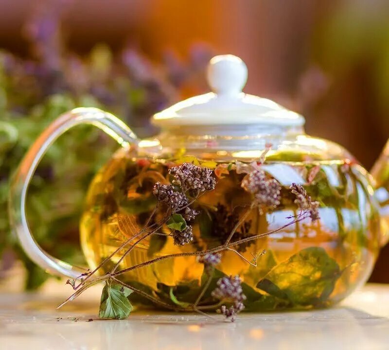 Добавить ароматны. Травяной чай. Травы для чая. Чай с травами. Чай в чайнике.