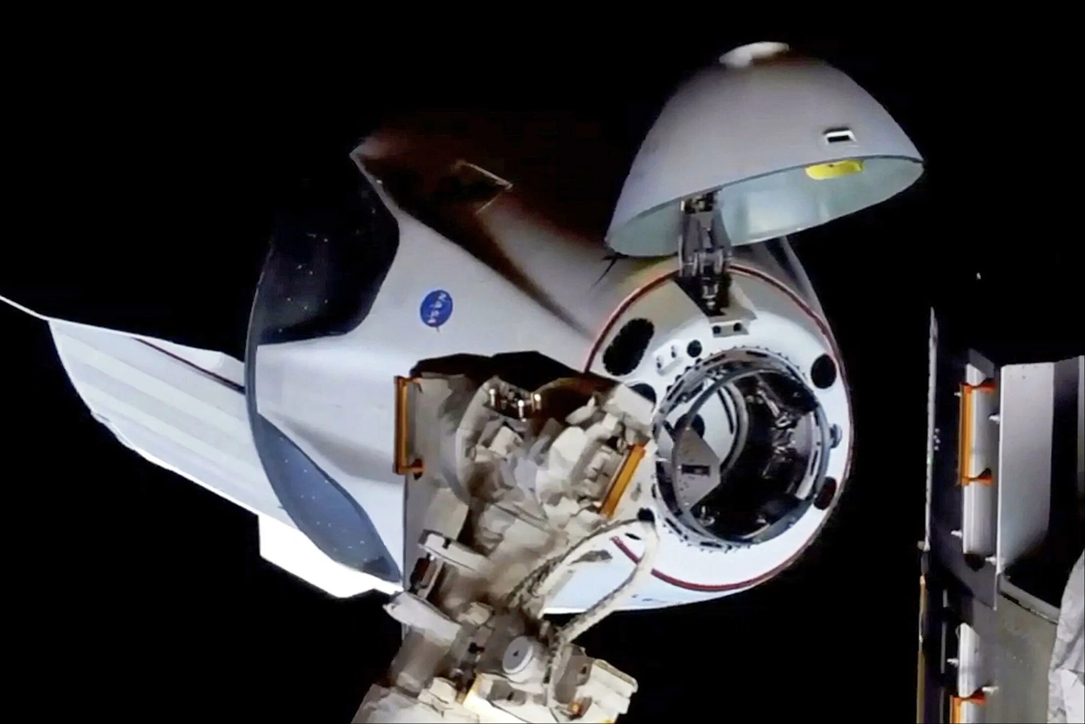 Spacex crew dragon мкс. Корабль crew dragon пристыковался к мкс. Crew dragon 2. Корабль spacex. Пилотируемый космический корабль crew dragon.