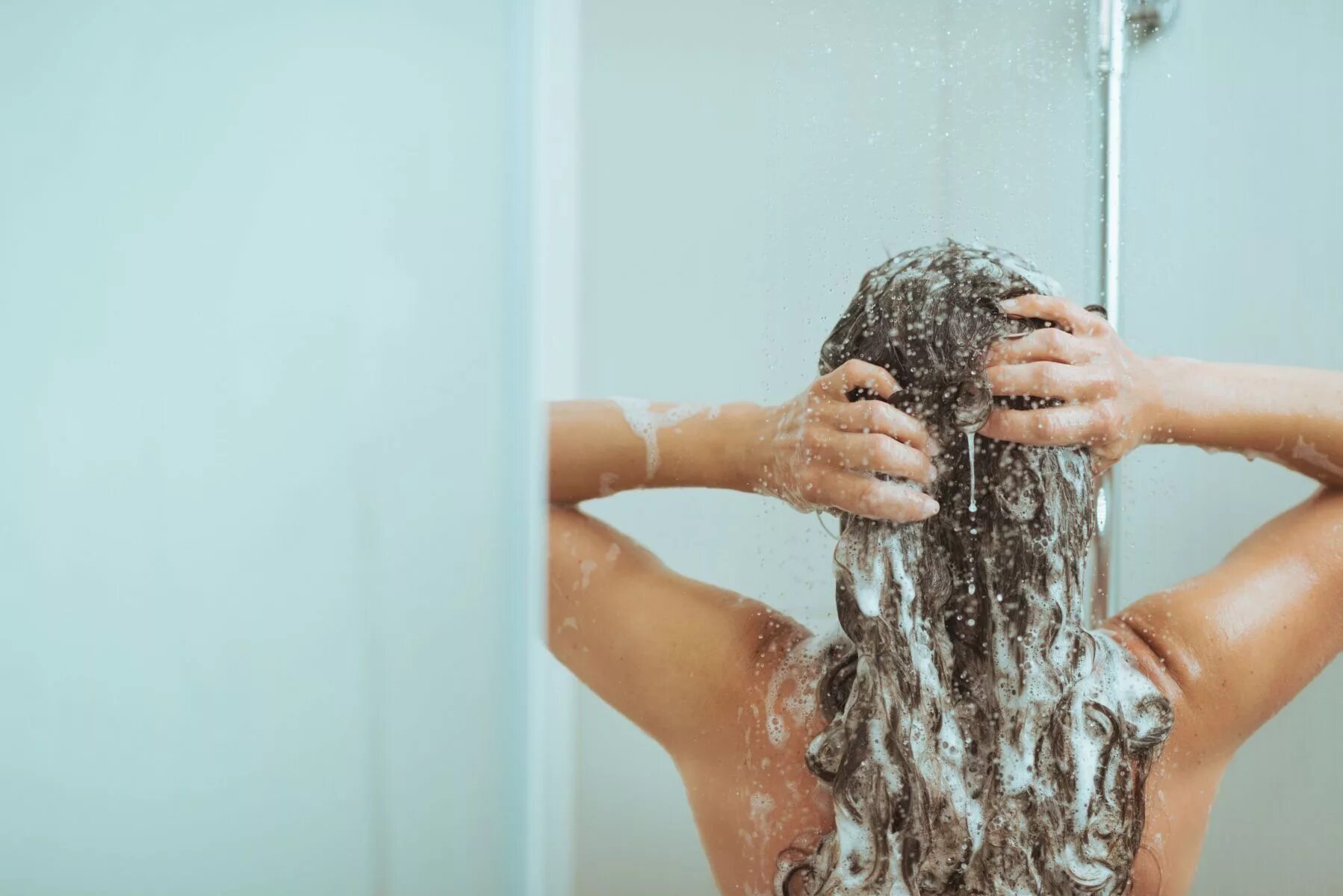Душе полненькая. Волосы в ванной. Девушка в душе фотосессия. Мытье волос. Красивые девушки в душе.