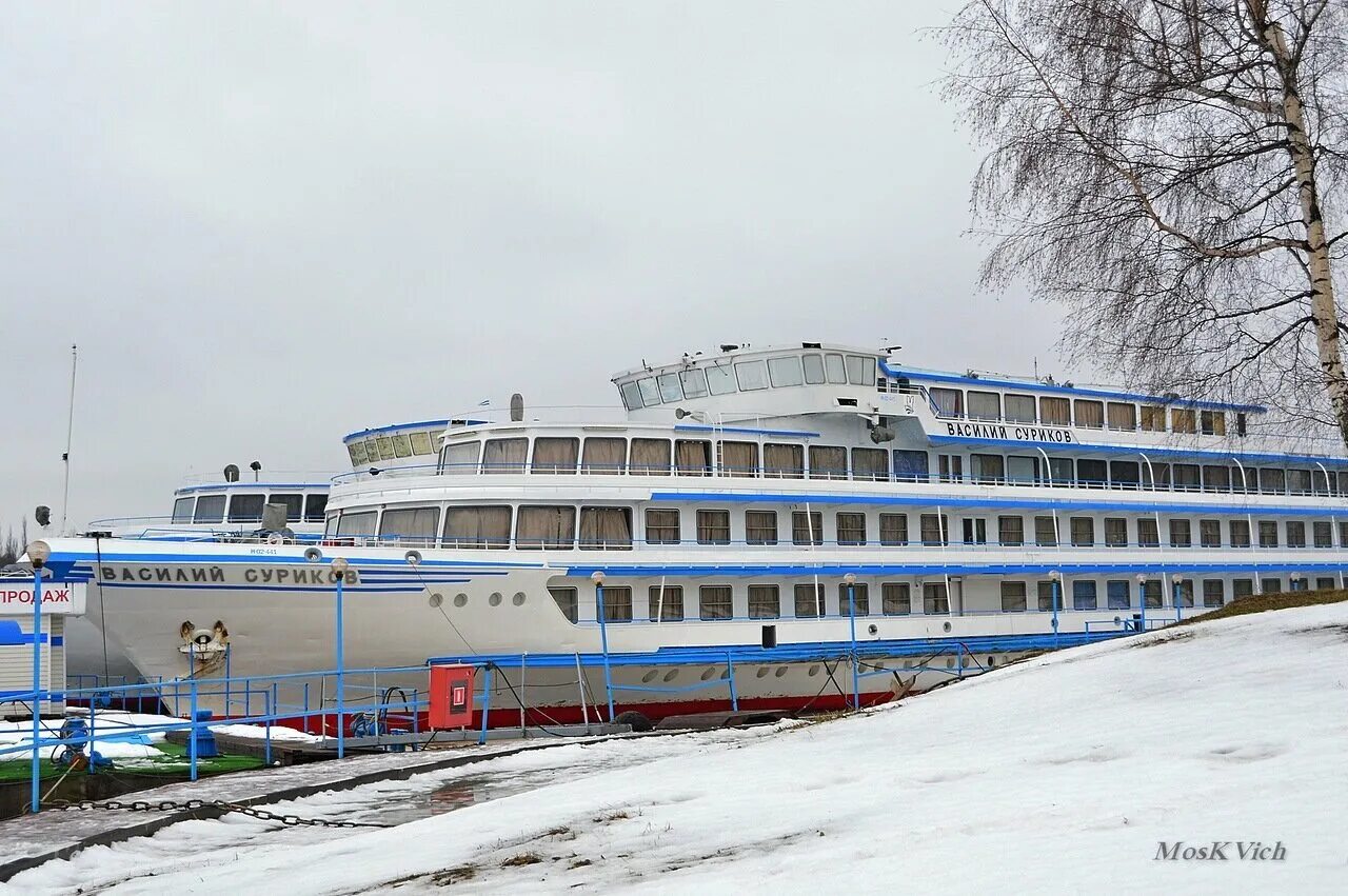 Теплоход суриков тетюши. Теплоход суриков. Теплоход суриков. Теплоход суриков. Теплоход суриков мостурфлот.