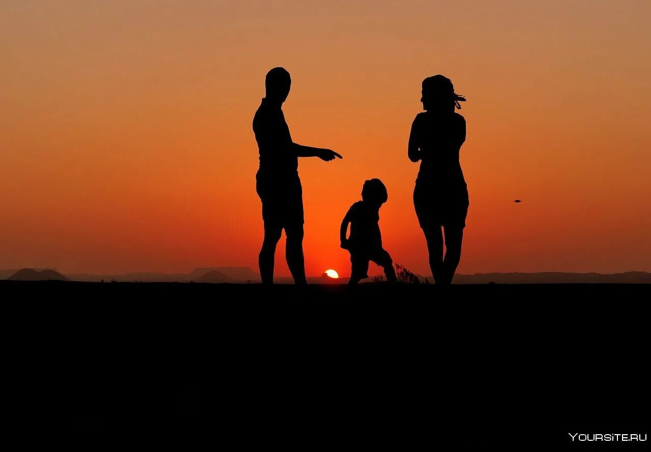 Family avi. Счастливая семья со спины. Красивая семейная фотосессия на природе. Семья с ноутбуком. Образы для фотосессии в студии для семьи.
