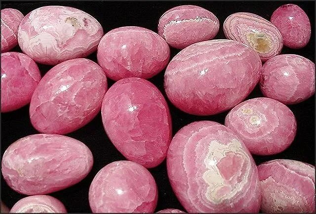 Pink stones. Родохрозит камень магические. Розовый камень родохрозит. Камень родохрозит Тайланд. Кабошон - родохрозит.