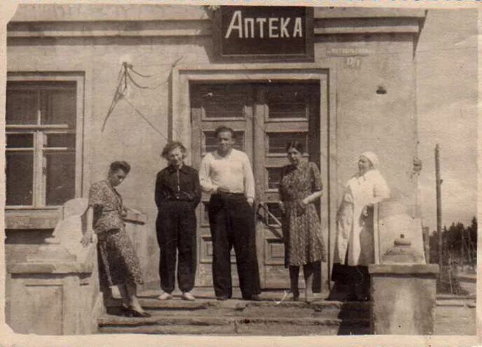 Аптек первая сайт. Аптека Турминского старый Оскол история. Аптеки 1914 года. Аптека 1900. Открытие первой аптеки в истории.