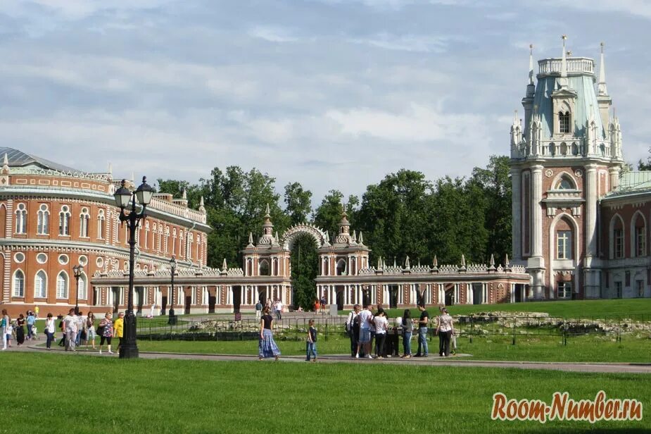 Парк царицыно работа. Парк Царицыно Екатерининский дворец. Екатерининский дворец в Москве в Царицыно. Екатерининский дворец в парке Царицыно. Дворец в парке Царицыно с аркой.