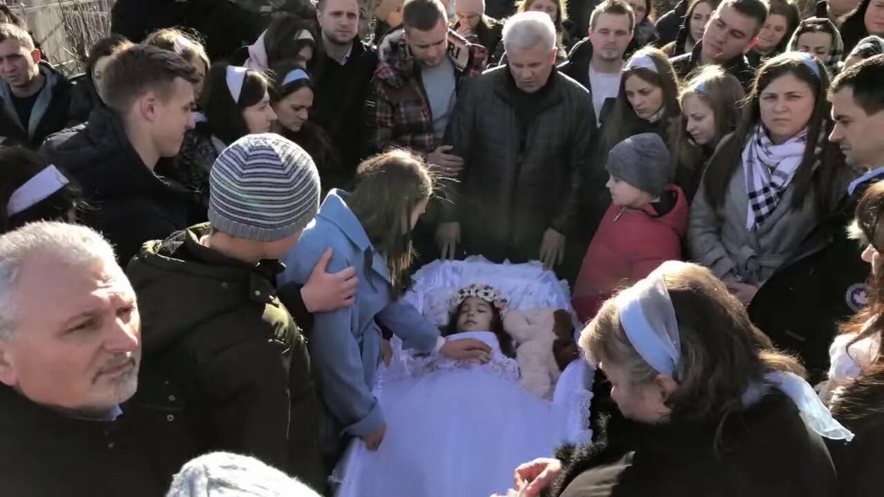 Покажи видео похороны. Литвинюк Яночка. 22.01.2020 На похороны. Литвинюк Яночка прощальное служение на кладбище. Похороны Ирины Бережной могила. Литвинюк Яночка похороны.