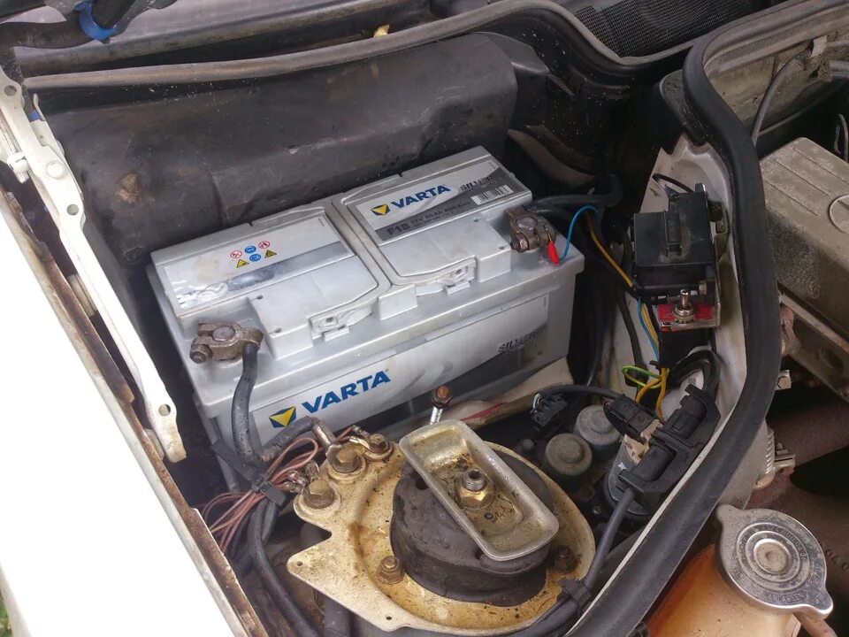 аккумулятор 124. Mercedes-benz w124 акб. мерседес 190 аккумулятор. аккумулятор мерседес 210 1997. акб на мерседес 124 2.