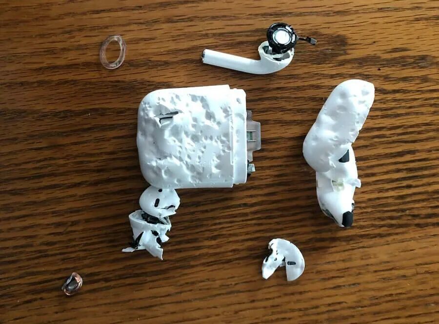 Беспроводная зарядка airpods. Airpods по годам. Случайно постирал наушники. Убегает стиральная машина. Случайно постирал наушники.
