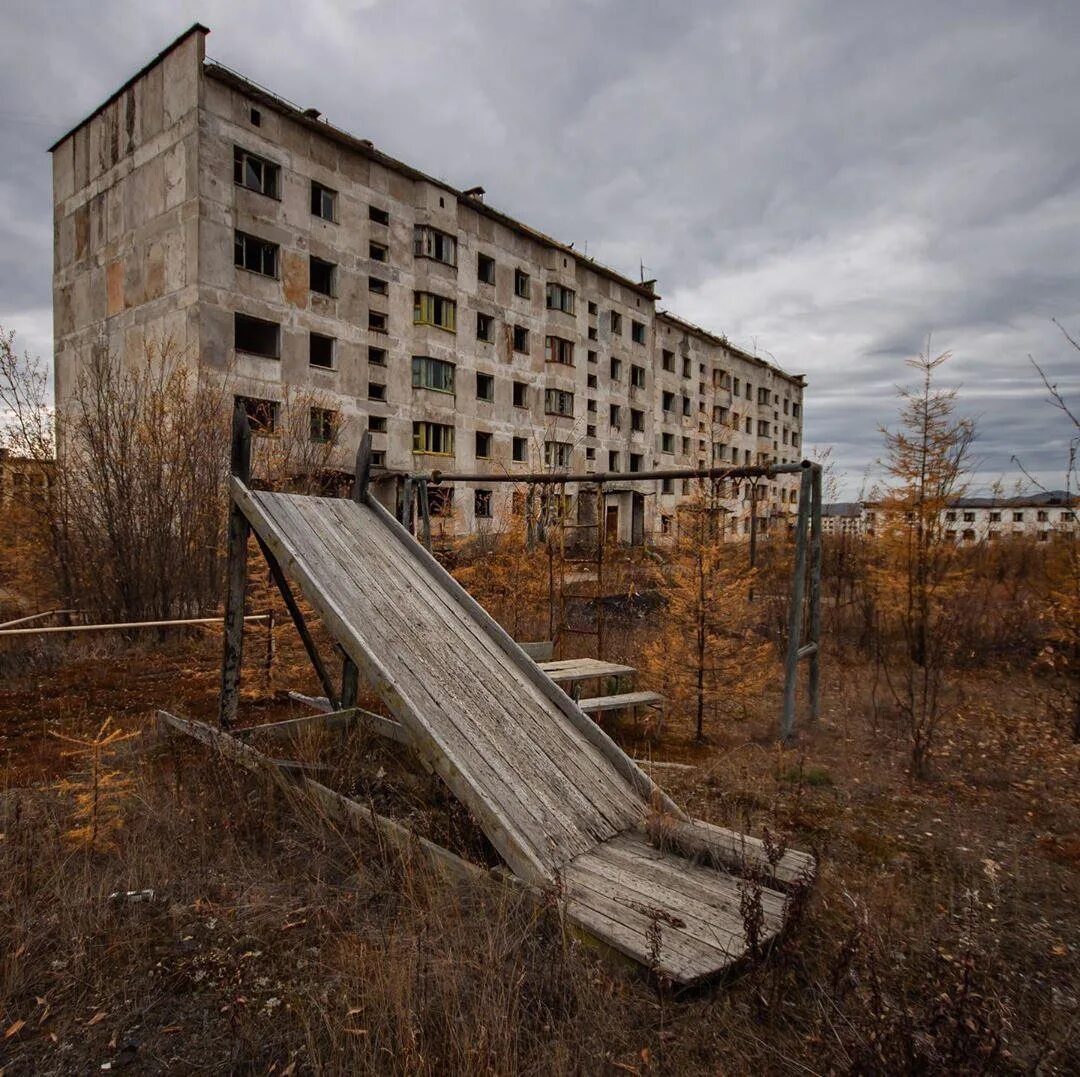 Город стал заброшенным. Акармара город-призрак. Поселок кадыкчан магаданская. Город стал заброшенным. Город стал заброшенным.