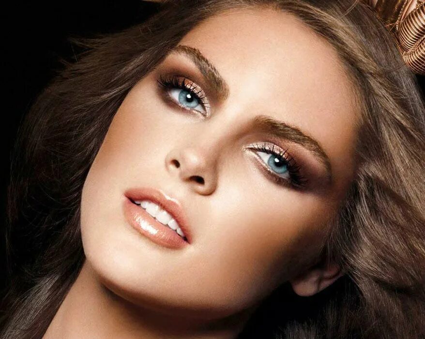 портрет девушки. линда хермоса. макияж для шатенок с голубыми глазами. брюнетка с голубыми глазами. Simone haas.