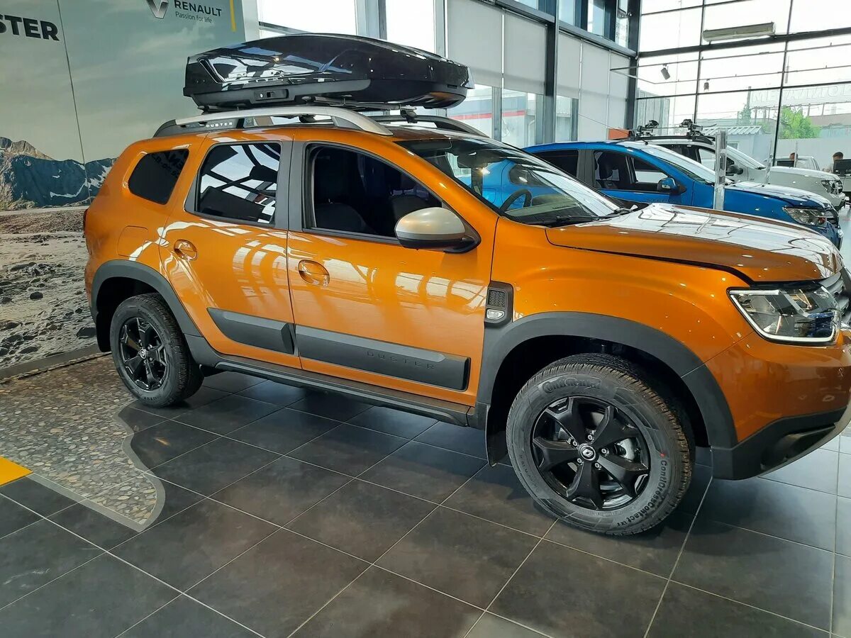 Как выглядит новый рено дастер оранжевого цвета Экспозиция Renault. Московский автосалон ММАС 2018 DRIVE2