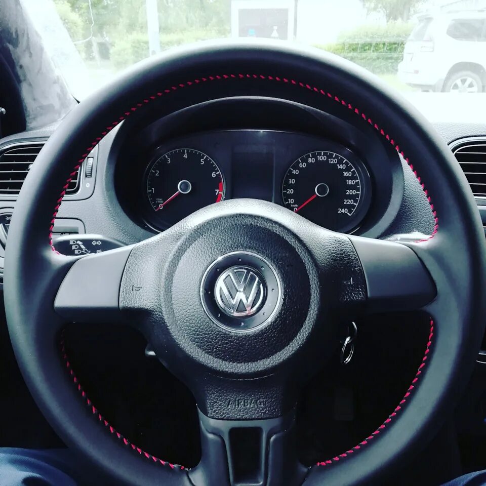 Обшивка руля на vw polo sedan. Перешив руля туарег. Перешитый руль фольксваген поло. Адаптация руля. Руль поло седан 2019.