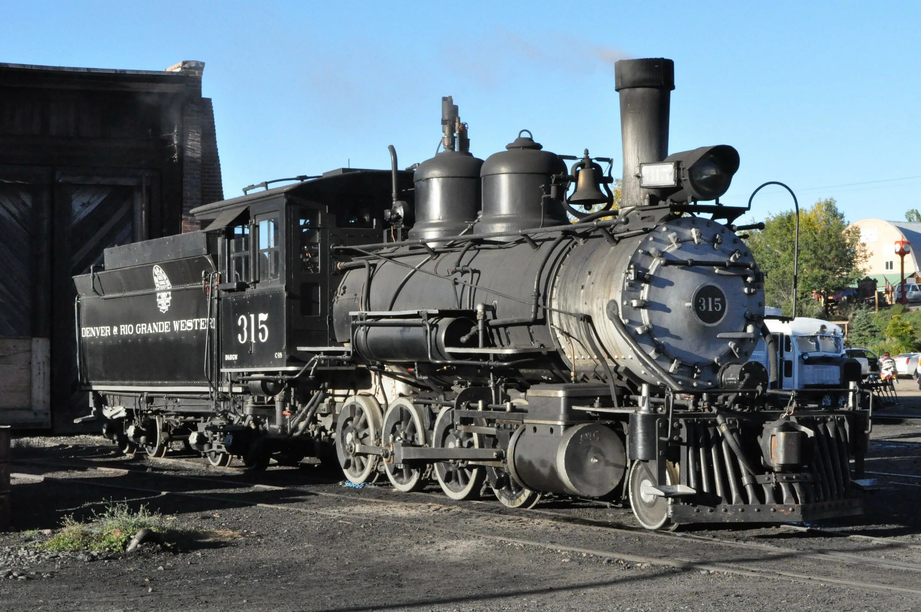 Паровоз автомобиль. Шагающий паровоз брантона. Паровоз эмилия. Паровоз из америки. Старинный паровоз.