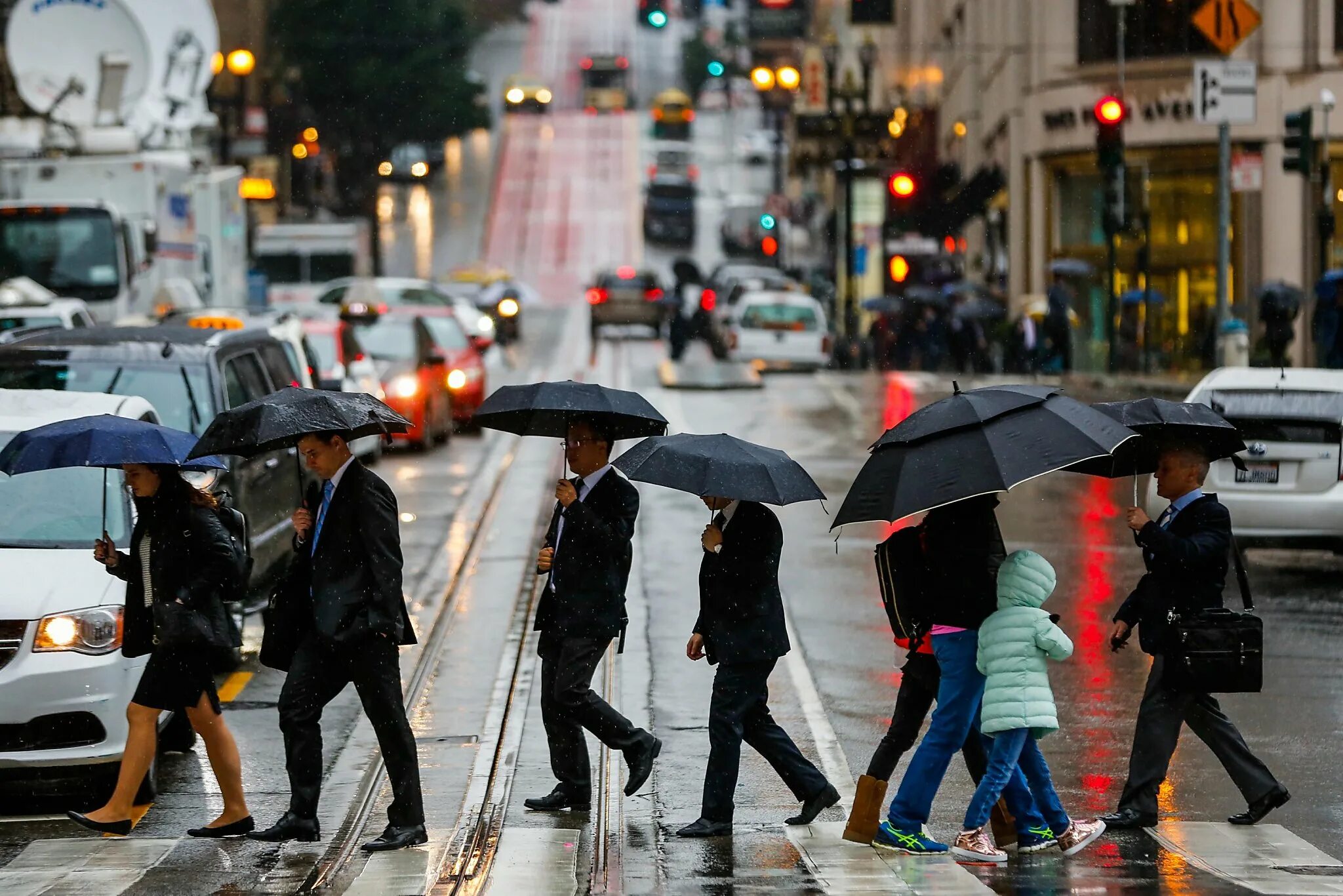Сан Франциско дождь. Rainy weather. People Crossing Street. Плохая погода в Сан Франциско. You take an umbrella today