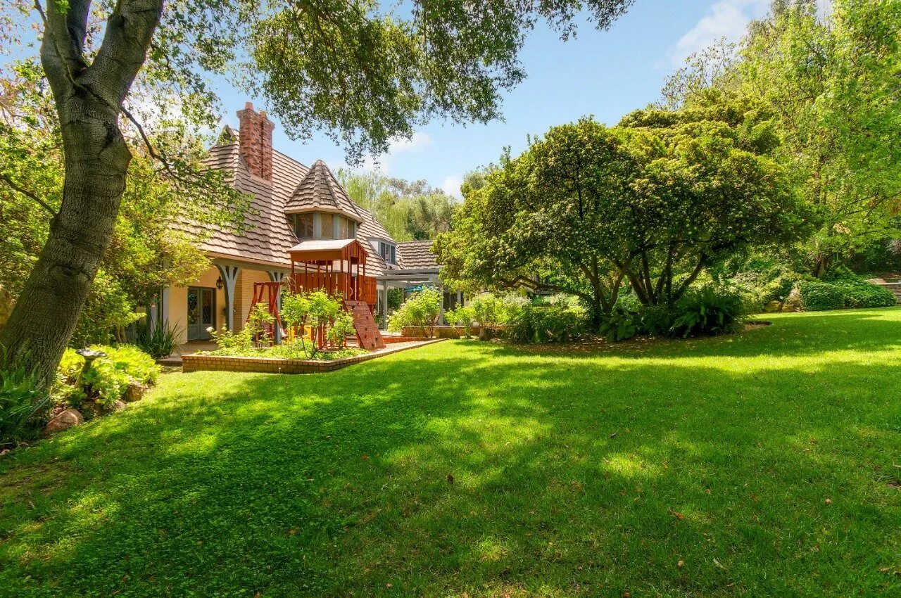 Загородный дом с газоном. Коттедж лето. Коттедж лето. Коттедж лето. Уютный домик с садом.