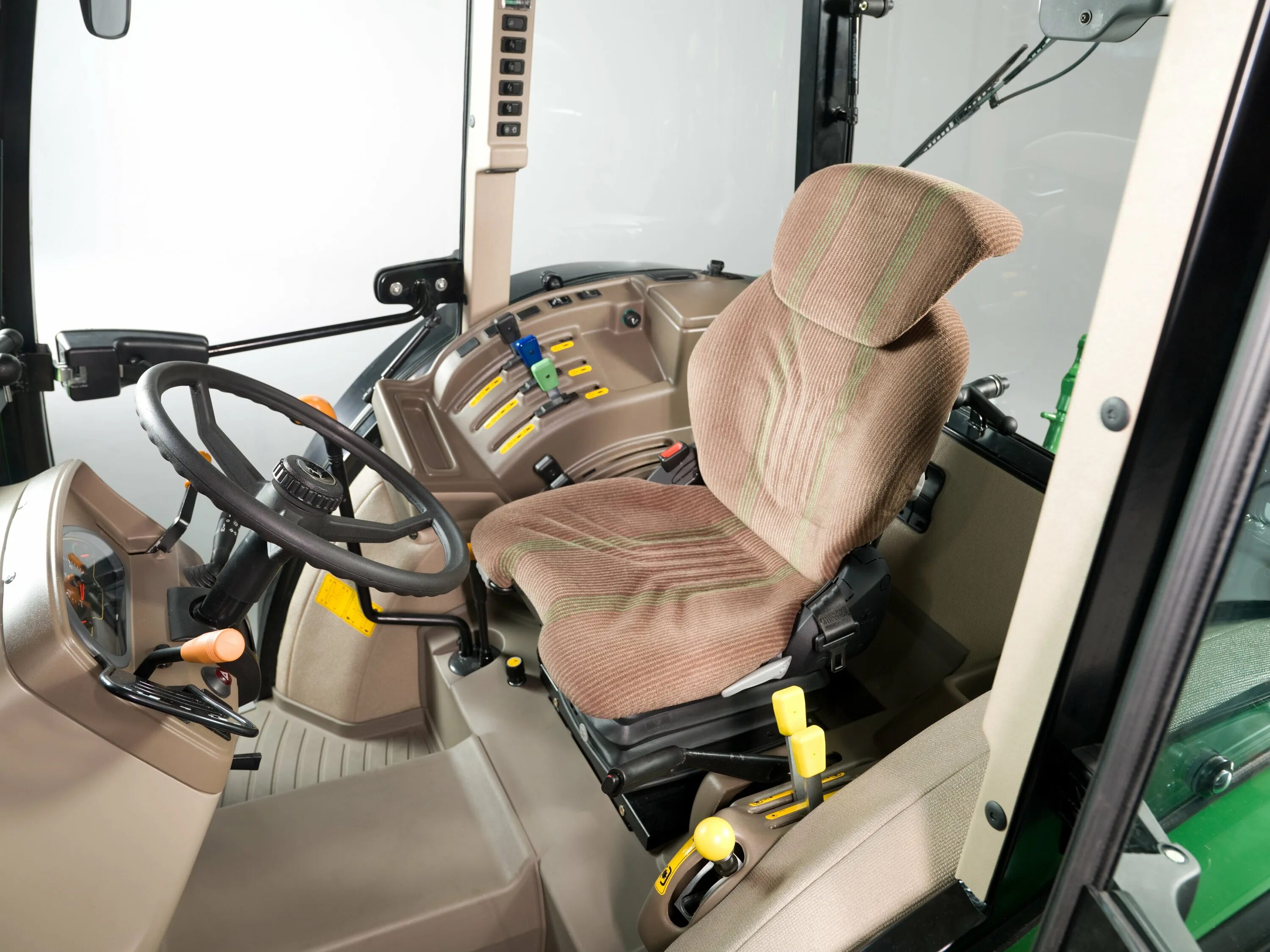 John deere 8295r салон. Кабина john deere коробка передач. Управление трактором джон дир. John deere трактор кабина. Трактор 6195м john deere.