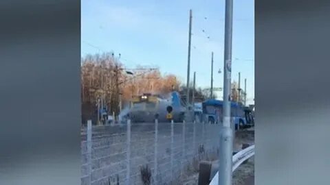 Сбросили с поезда