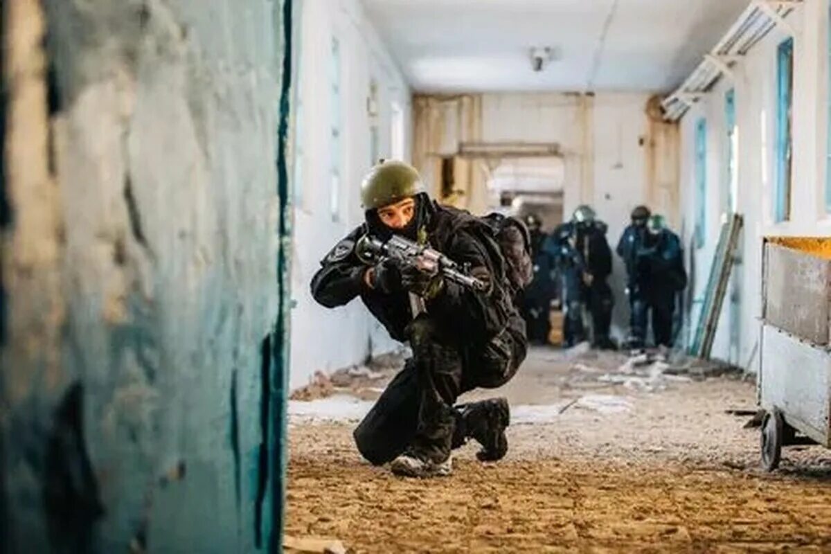 Штурм примеры. Собр штурм здания. спецназ собр штурм. штурм здания спецназом. захват здания спецназом.