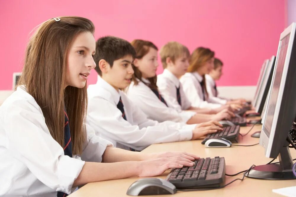 Есть связанное с уроками. Ученик за компьютером. Компьютер в школе. Подросток за компьютером. Школьник за компом.