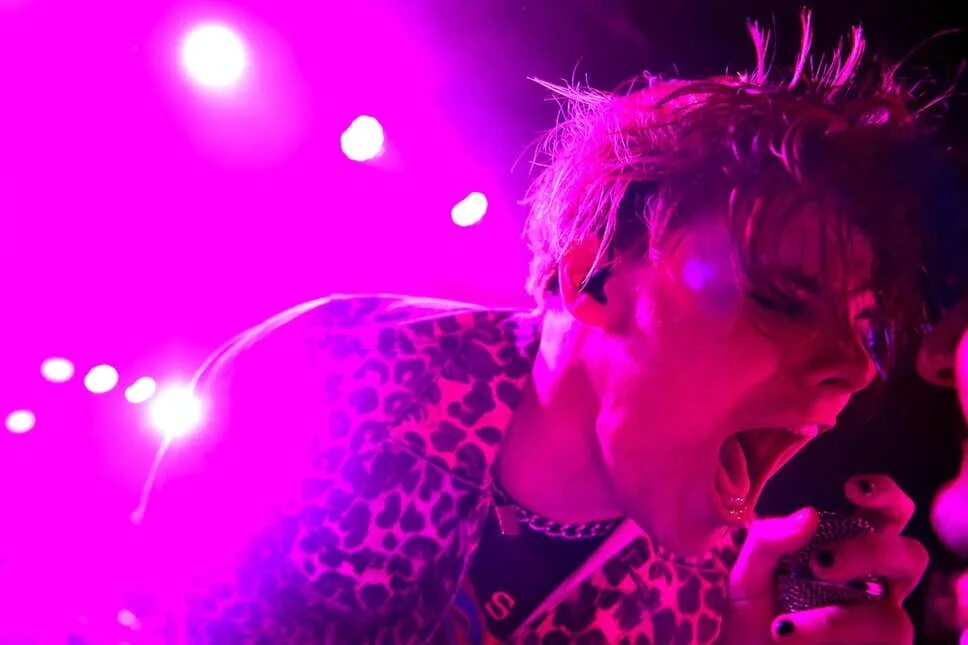 Yungblud i love you. Yungblud с красными волосами. Yungblud i love you. Yungblud i love you. Yungblud halsey.