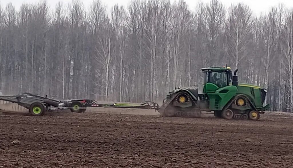 Сборщик урожая. Механизатор в тракторе. Спк колос новопокровский район. Фермерское предприятие новый путь получило новые трактор. Фермерское предприятие новый путь получило новые трактор.